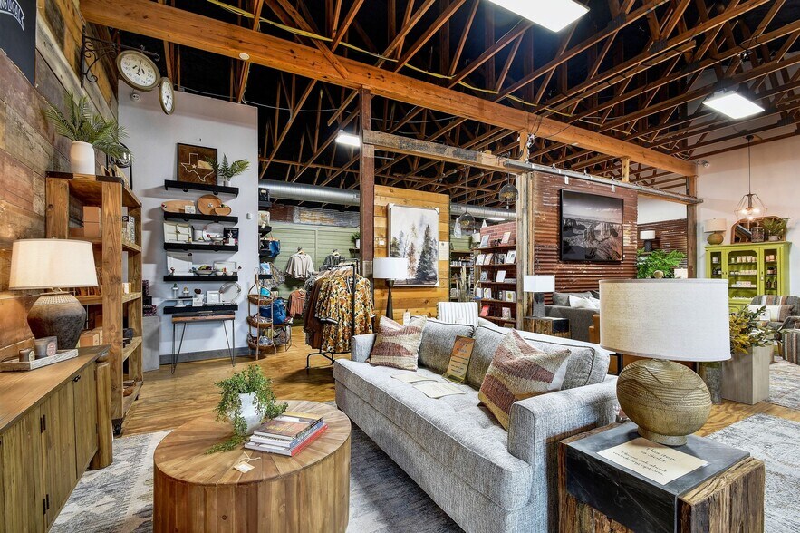 More Photos Of 330 W Mercer St, Dripping Springs Freestanding For Lease