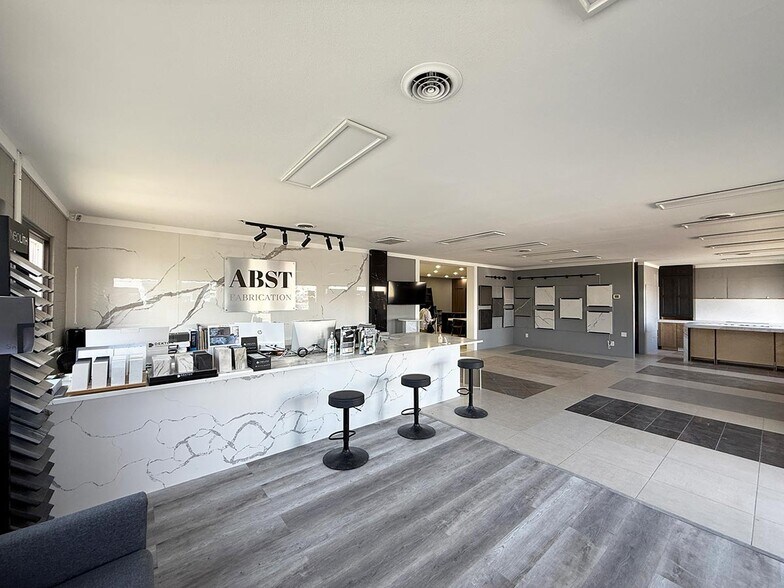 More Photos Of 5602-5608 S Adams St, Tacoma Showroom For Sale