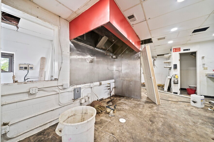 More Photos Of 1900 Tamarack Cir S, Columbus Fast Food For Lease