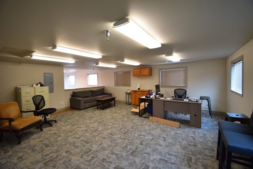 More Photos Of 611 NE Jackpine Ct, Redmond Distribution For Lease