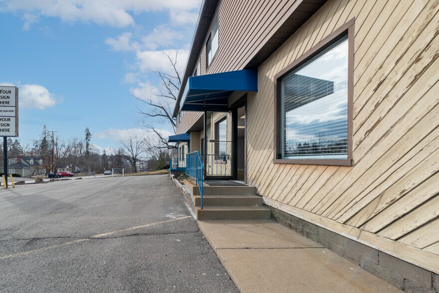 More Photos Of 238 Moon Clinton Rd, Coraopolis General Retail For Lease