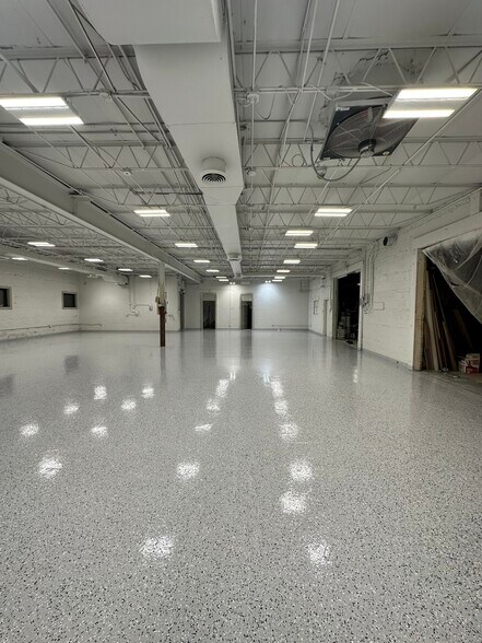 More Photos Of 3200 W Le Moyne Ave, Stone Park Warehouse For Lease