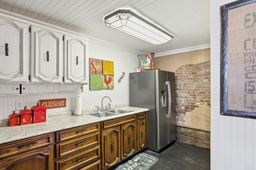 More Photos Of 10 S Side Sq, Cooper Freestanding For Sale