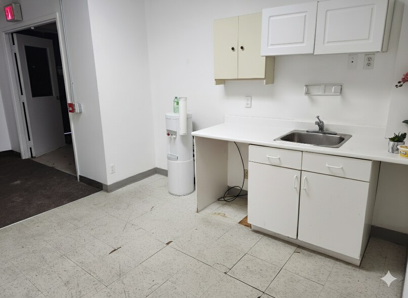 More Photos Of 1443-1449 Main St E, Hamilton General Retail For Lease