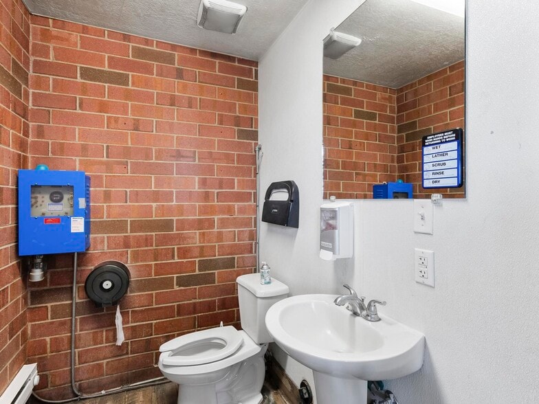 More Photos Of 5500 W 5500 S, Hooper Service Station For Sale