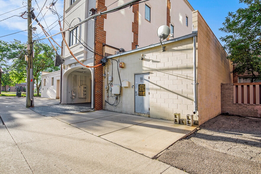 More Photos Of 361 E Maple Rd, Birmingham Storefront Retail Office For Lease