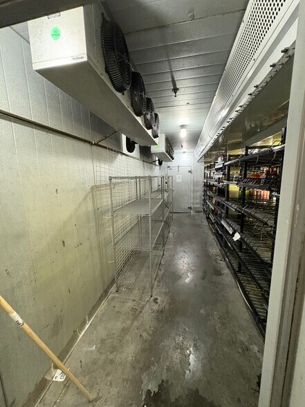 More Photos Of 14250 Prairie Ave, Hawthorne Freestanding For Lease