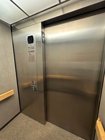 More Photos Of 425 E Trafficway St, Springfield Office For Sale