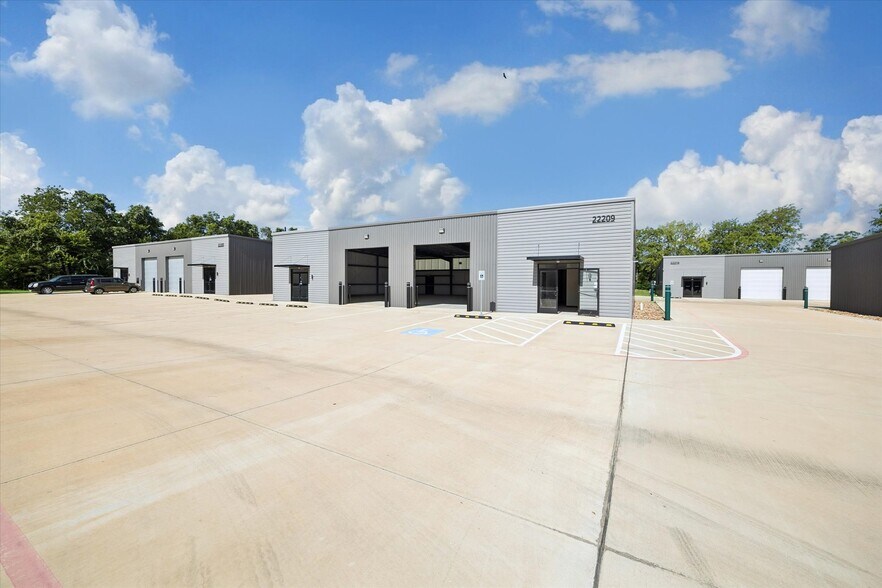More Photos Of 22215 Mueschke Rd, Tomball Unknown For Lease