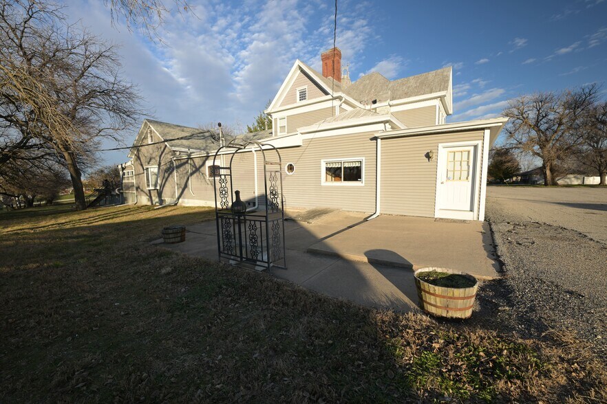 More Photos Of 1921 Front St, Beatrice Flex For Sale