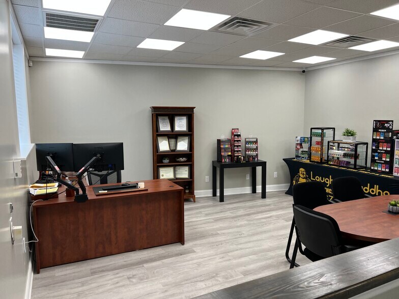 More Photos Of 1116 Old Logan Rd, Logan Flex For Lease