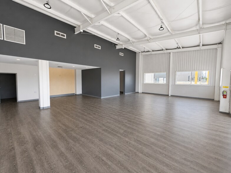 More Photos Of 10298 Airline Hwy, Saint Rose Service For Lease