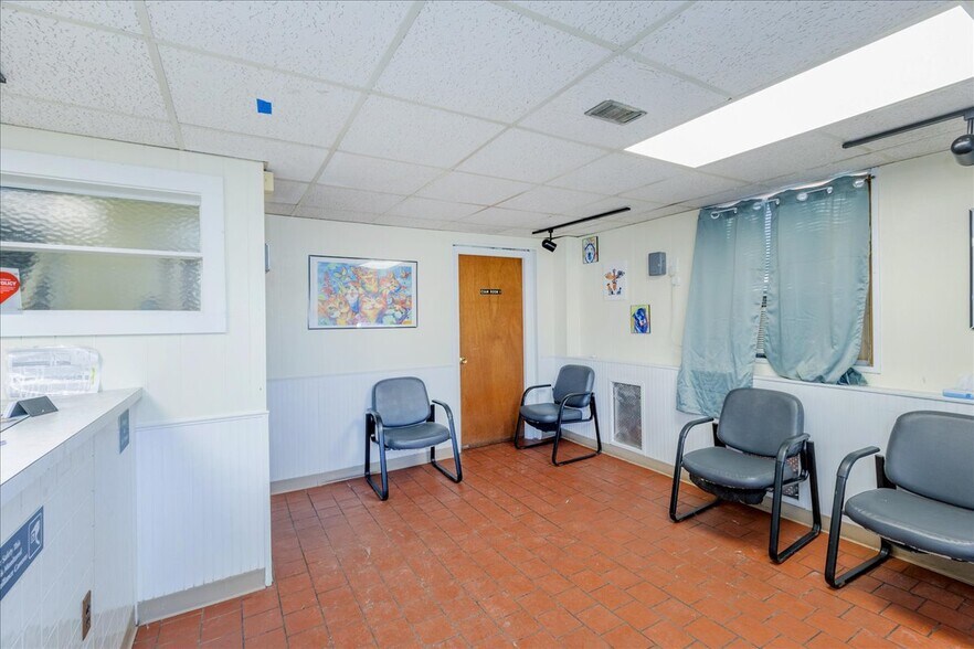 More Photos Of 21 Jackson St, Methuen Veterinarian Kennel For Sale