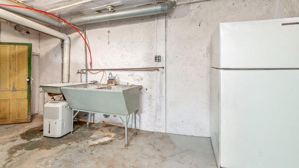 More Photos Of 212 E Margaret St, Iron Mountain Office For Sale