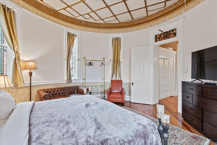 More Photos Of 49 Florida Ave, Amsterdam Hospitality For Sale