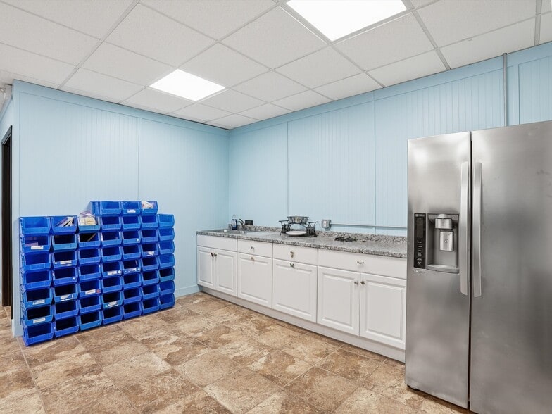 More Photos Of 20903 Dequindre Rd, Hazel Park Warehouse For Lease