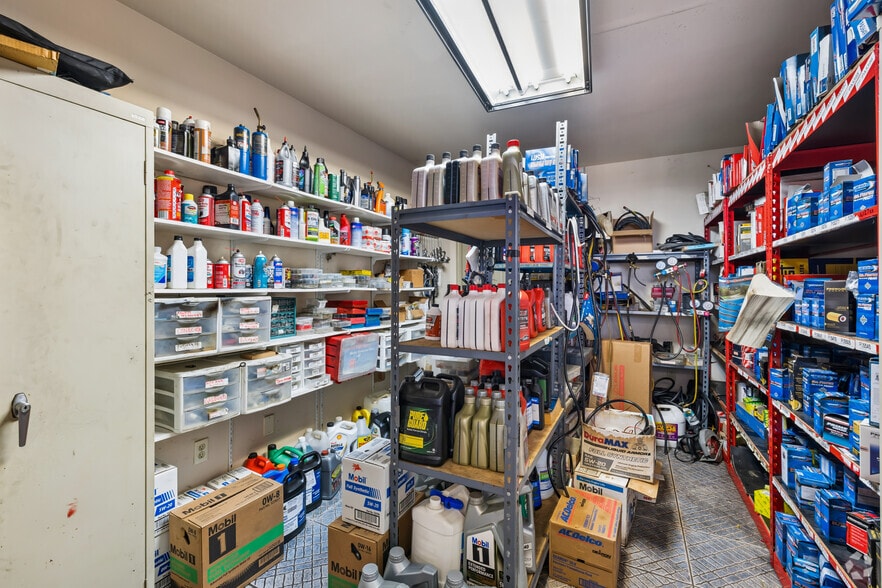 More Photos Of 11239 Veterans Memorial Dr, Houston Auto Repair For Sale