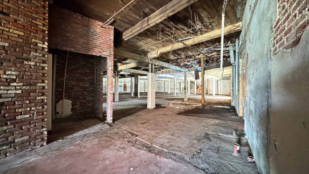 More Photos Of 13 N Broad St, Winder Office For Sale