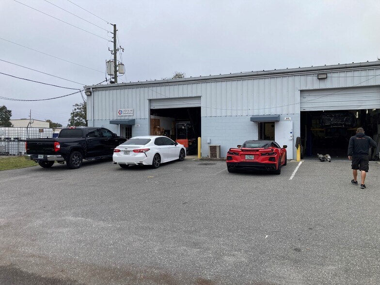 More Photos Of 600-650 Poyner Dr, Longwood Warehouse For Lease