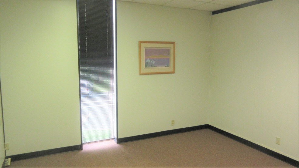 More Photos Of 1657 Commerce Dr, South Bend Coworking Space