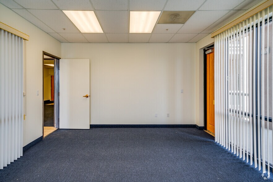 More Photos Of 2550 N Thunderbird Cir, Mesa Office For Sale