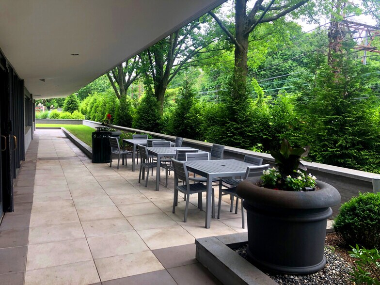 More Photos Of 1 Sound Shore Dr, Greenwich Office For Lease