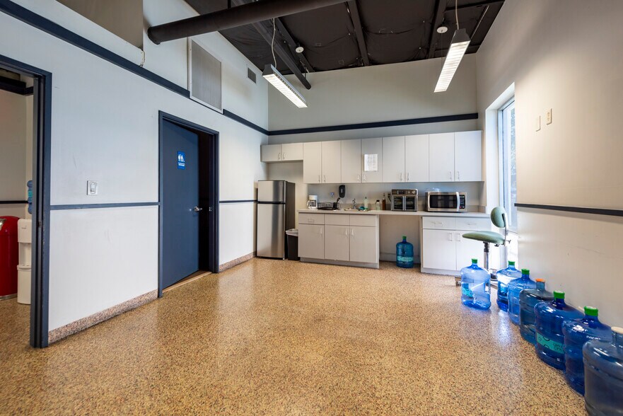 More Photos Of 2980 W Oakland Park Blvd, Oakland Park Showroom For Lease