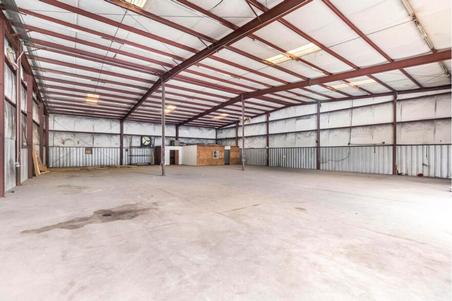 More Photos Of 808 Industrial Way, Warner Robins Warehouse For Lease