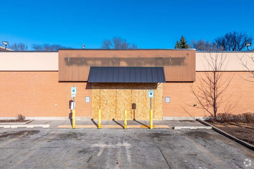 More Photos Of 1300 E Locust St, Milwaukee Convenience Store For Sale