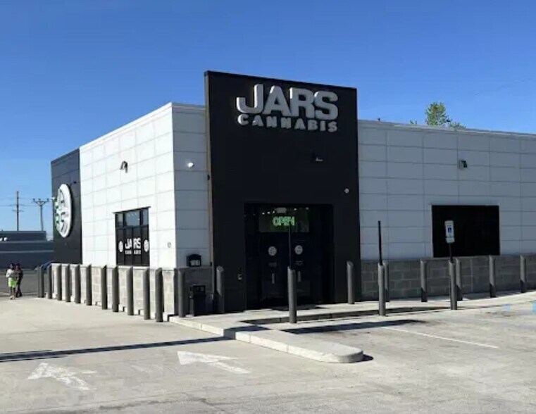 Primary Photo Of 20731 Dequindre Rd, Hazel Park General Retail For Sale