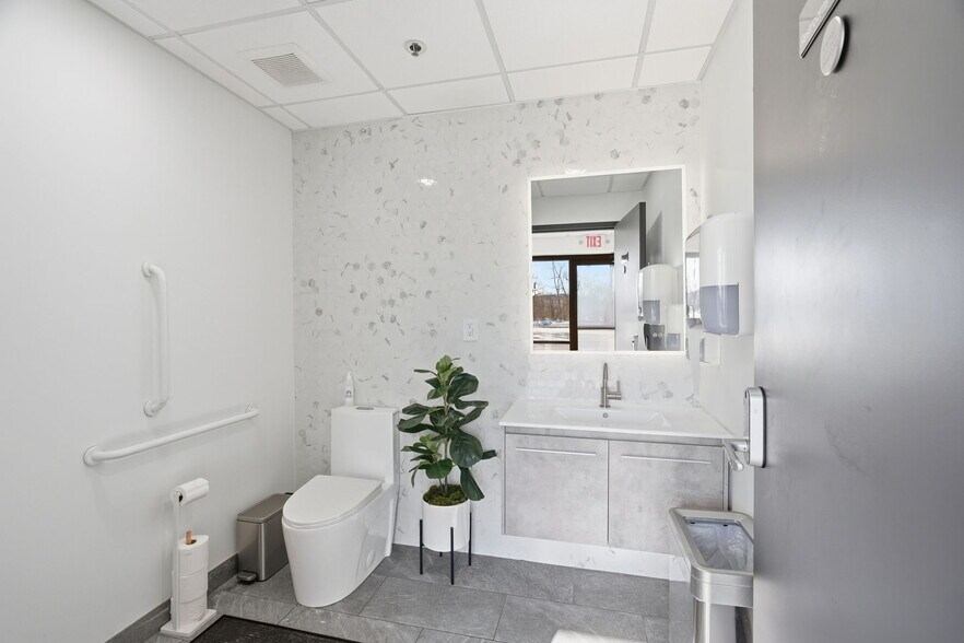 More Photos Of 8201 NE Hickory St, Minneapolis Truck Terminal For Sale