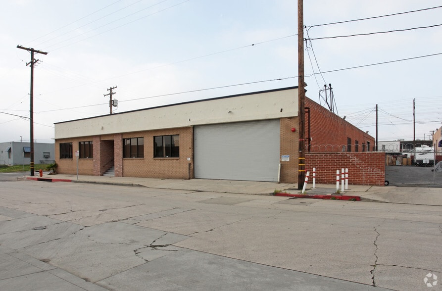 More Photos Of 801 N Lake St, Burbank Warehouse For Lease