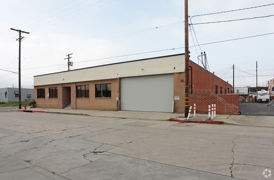 More Photos Of 801 N Lake St, Burbank Warehouse For Lease