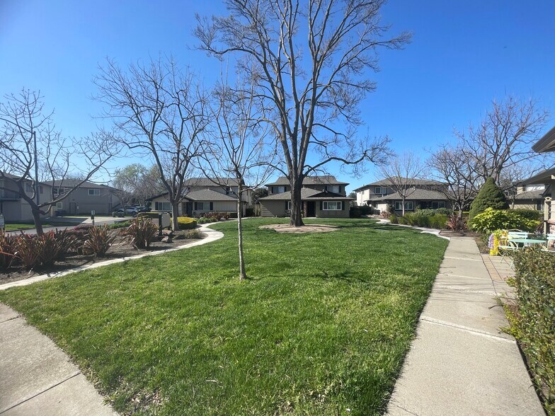 More Photos Of 1093 Del Rio Circle, Concord Apartments For Sale