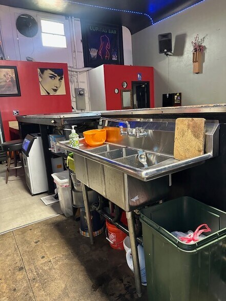 More Photos Of 2205 N Broadway, Los Angeles Bar For Sale
