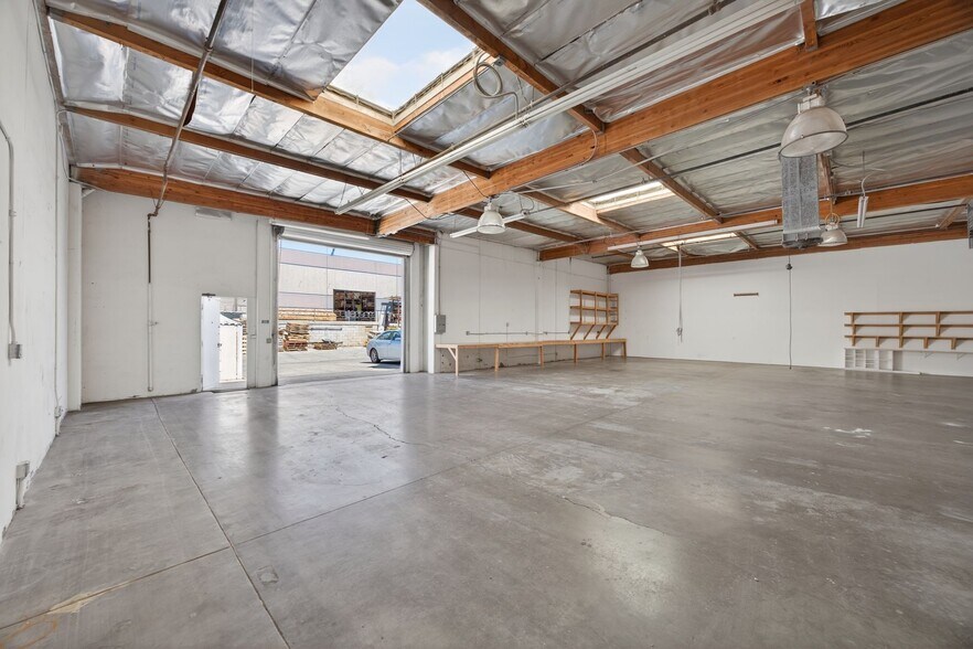 More Photos Of 6085 King Dr, Ventura Manufacturing For Sale
