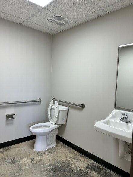 More Photos Of 3770 Francis Cir, Alpharetta Light Distribution For Lease