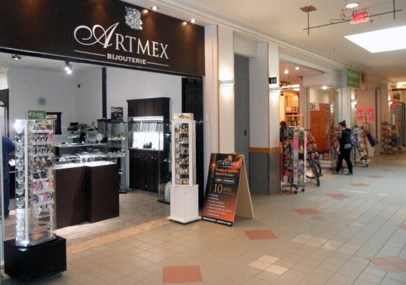 More Photos Of 2485-2541 Boul Sainte-Anne, Québec Storefront For Lease