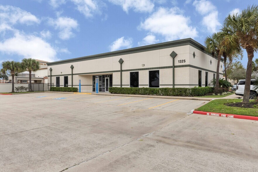 More Photos Of 1325 Space Park Dr, Houston Medical For Lease