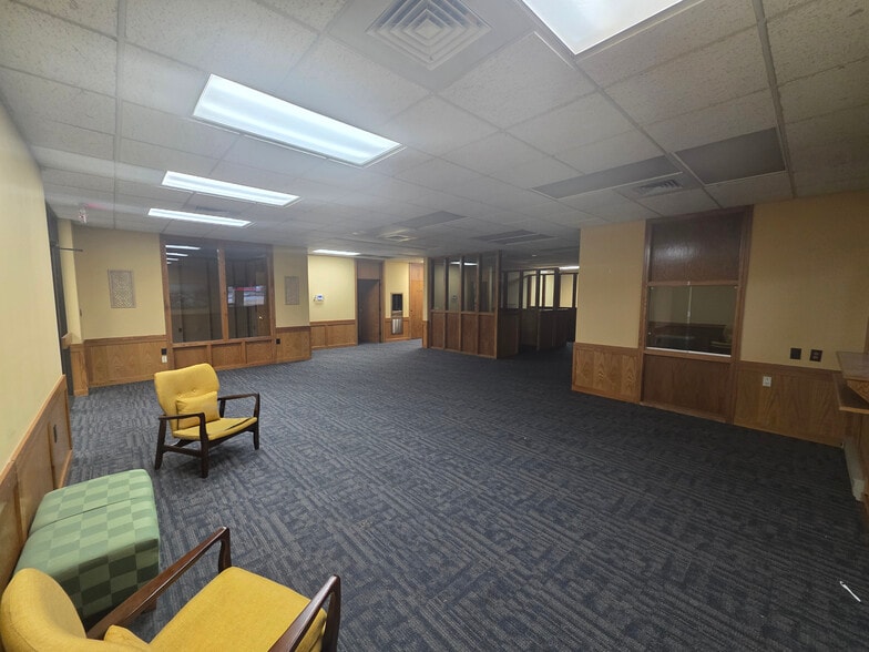 More Photos Of 401 N 2nd St, Rogers Office For Lease