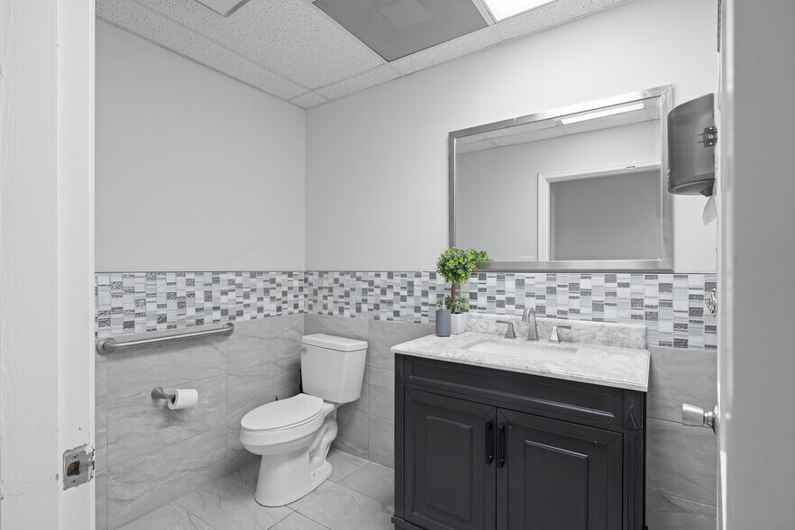 More Photos Of 125 Commerce Cir, Fayetteville Office For Sale