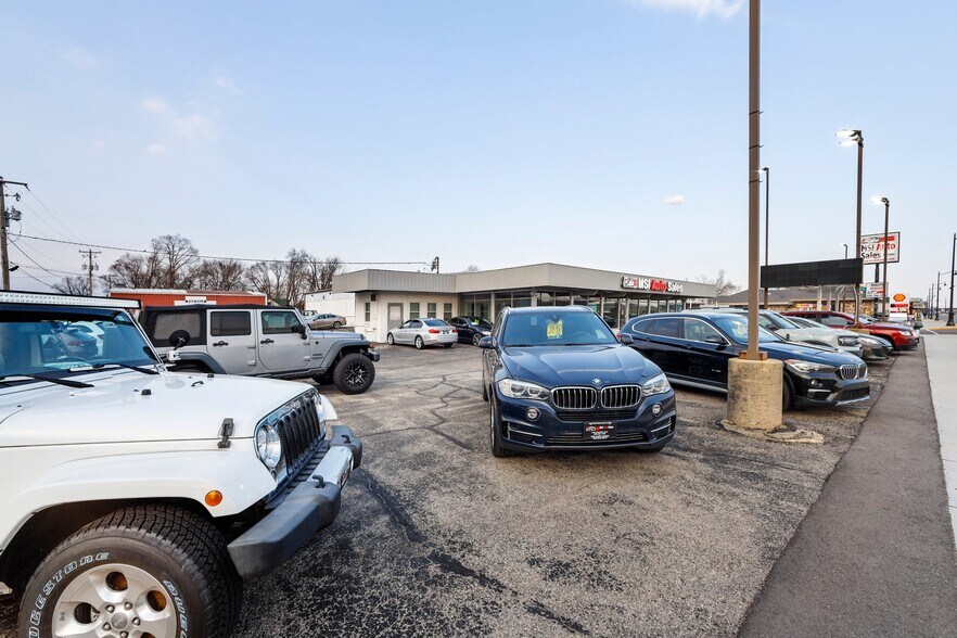 More Photos Of 515 E Wisconsin St, Portage Auto Dealership For Sale