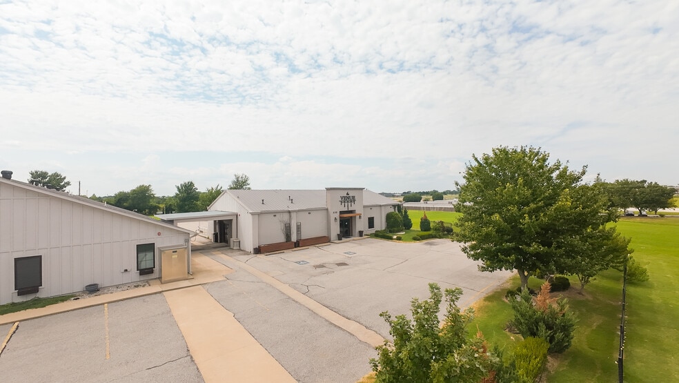 More Photos Of 404 SW Regional Airport Blvd, Bentonville General Retail For Lease