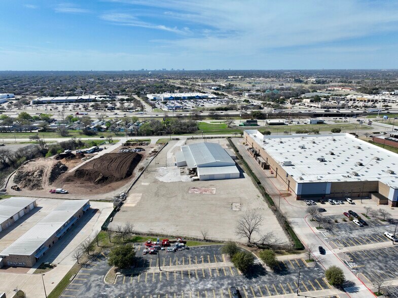 More Photos Of 6000 Split Trail Rd, Plano Warehouse For Lease