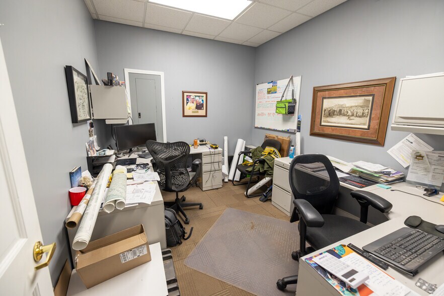 More Photos Of 1621 Se Summit St, Lee's Summit Light Distribution For Sale