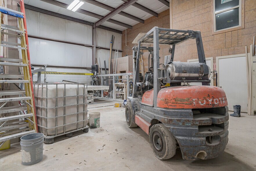 More Photos Of 18230 Bracken Dr, San Antonio Industrial For Sale