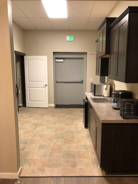 More Photos Of 2201 W Nob Hill Blvd, Yakima Freestanding For Lease