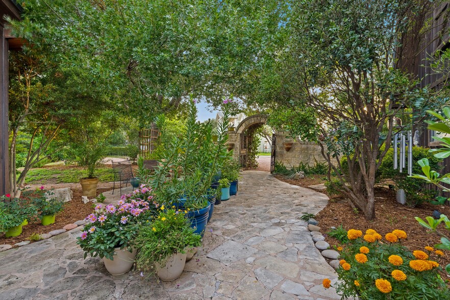 More Photos Of 3911 Lago Vista Dr, Austin Apartments For Sale