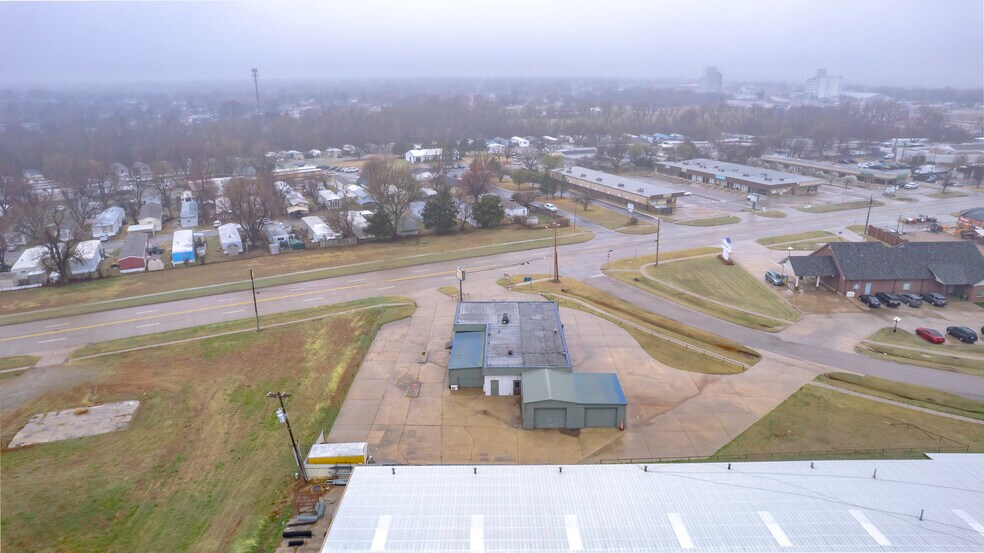 More Photos Of 401 S Ranchwood Blvd, Yukon Flex For Sale