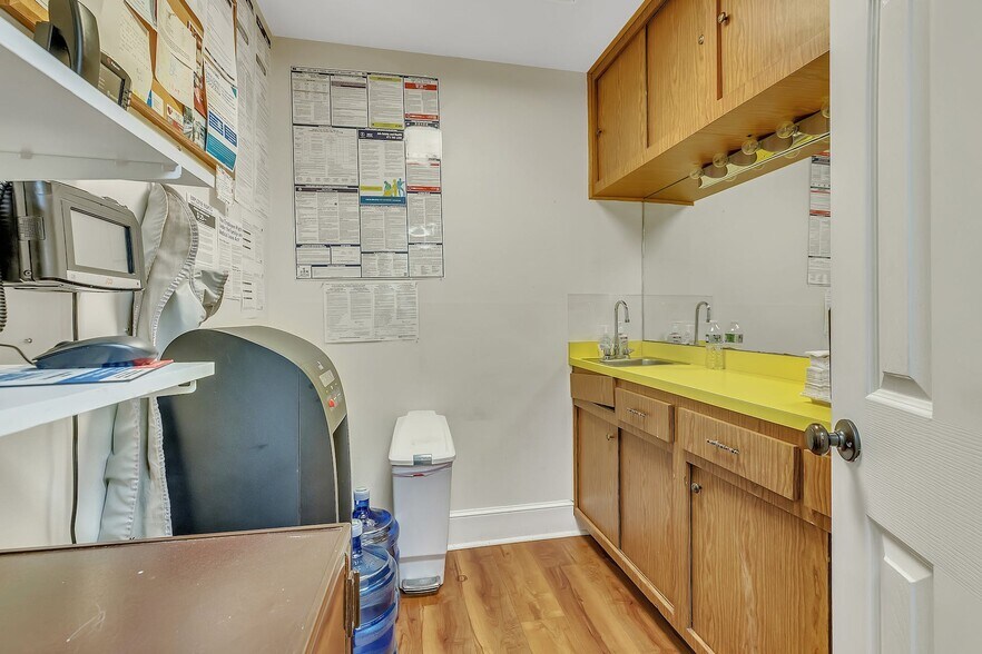 More Photos Of 245 Bay Shore Rd, Bay Shore Medical For Lease